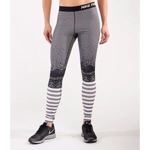 3/$30 🍂 Nike Pro Dri Fit Hyper-warm Printed Grey & Black Leggings Size XS